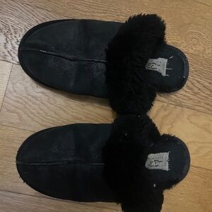 Uggs Slippers Black size 6